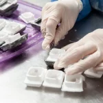 científico-preparando-bloques-de-parafina-que-contengan-tejido-biopsia-para-seccionamiento-laboratorio-patología-diagnóstico-258621658