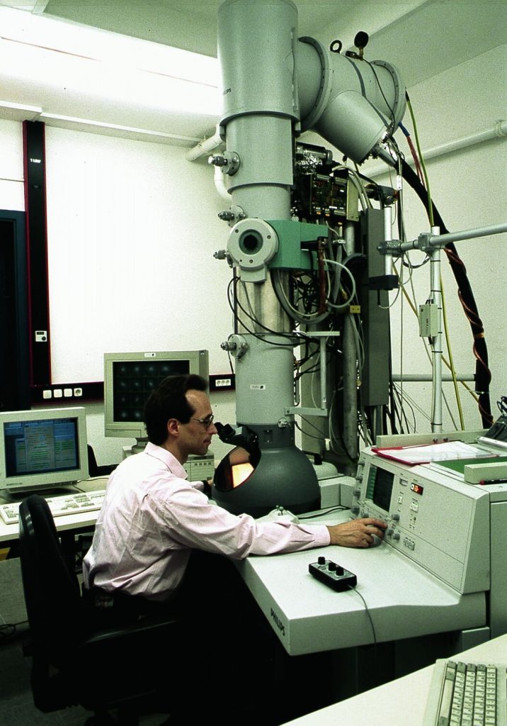 como funciona un microscopio electronico